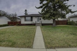 544 Thornhill Place NW Calgary, AB T2K 2S7