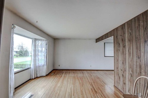 544 Thornhill Place Nw, Calgary, AB - Indoor Photo Showing Other Room