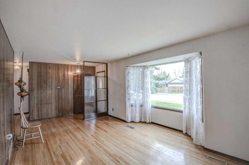 544 Thornhill Place Nw, Calgary, AB - Indoor Photo Showing Other Room