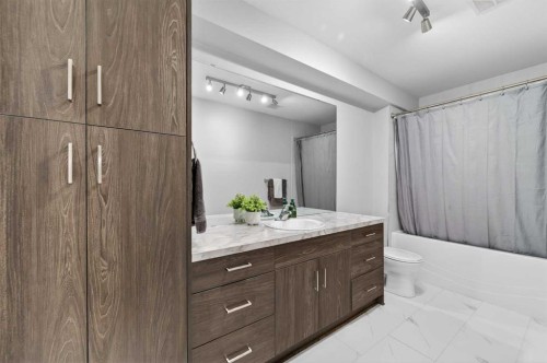 93 Legacy Green Se, Calgary, AB - Indoor Photo Showing Bathroom