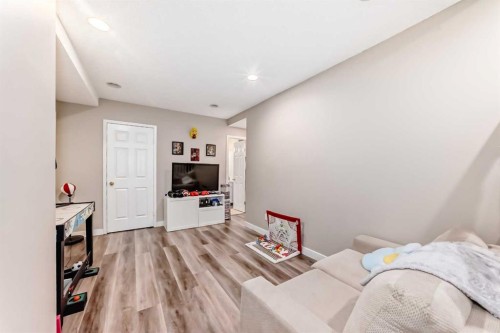 1-6-8 Huntley Close Ne, Calgary, AB - Indoor