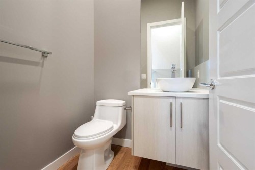 4905 21 Avenue Nw, Calgary, AB - Indoor Photo Showing Bathroom