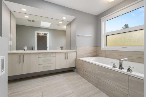 4905 21 Avenue Nw, Calgary, AB - Indoor Photo Showing Bathroom