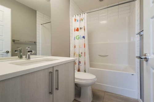 4905 21 Avenue Nw, Calgary, AB - Indoor Photo Showing Bathroom