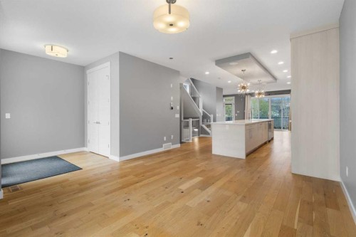4905 21 Avenue Nw, Calgary, AB - Indoor Photo Showing Other Room