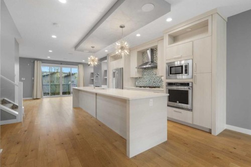 4905 21 Avenue Nw, Calgary, AB - Indoor Photo Showing Kitchen With Upgraded Kitchen
