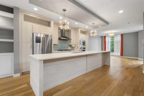 4905 21 Avenue Nw, Calgary, AB - Indoor Photo Showing Kitchen With Upgraded Kitchen
