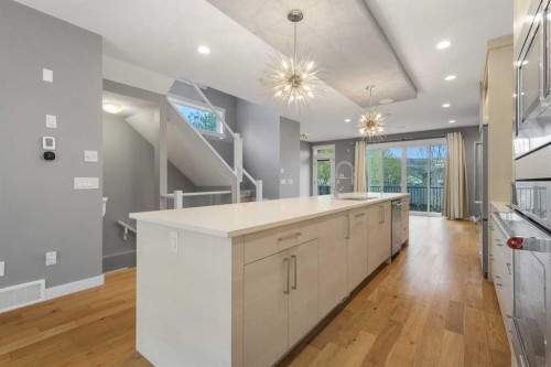 4905 21 Avenue Nw, Calgary, AB - Indoor Photo Showing Kitchen