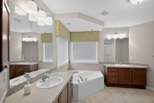 32 Evanspark Circle Nw, Calgary, AB - Indoor Photo Showing Bathroom