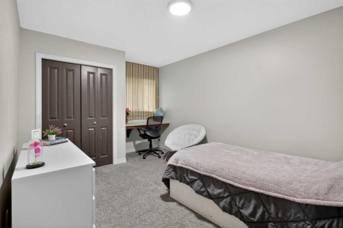 32 Evanspark Circle Nw, Calgary, AB - Indoor Photo Showing Bedroom