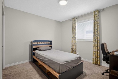 32 Evanspark Circle Nw, Calgary, AB - Indoor Photo Showing Bedroom