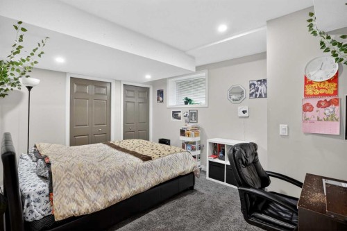 32 Evanspark Circle Nw, Calgary, AB - Indoor Photo Showing Bedroom