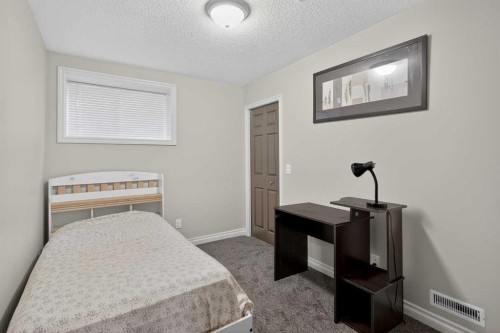 32 Evanspark Circle Nw, Calgary, AB - Indoor Photo Showing Bedroom