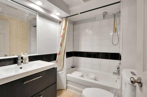 32 Taraglen Place Ne, Calgary, AB - Indoor Photo Showing Bathroom