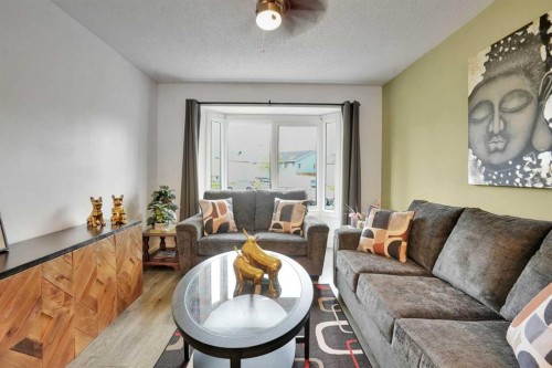 32 Taraglen Place Ne, Calgary, AB - Indoor Photo Showing Living Room