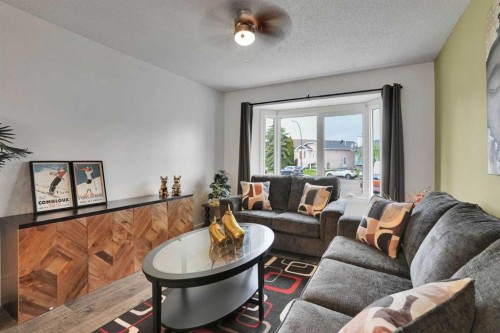 32 Taraglen Place Ne, Calgary, AB - Indoor Photo Showing Living Room