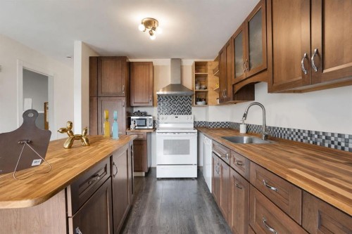 32 Taraglen Place Ne, Calgary, AB - Indoor Photo Showing Kitchen