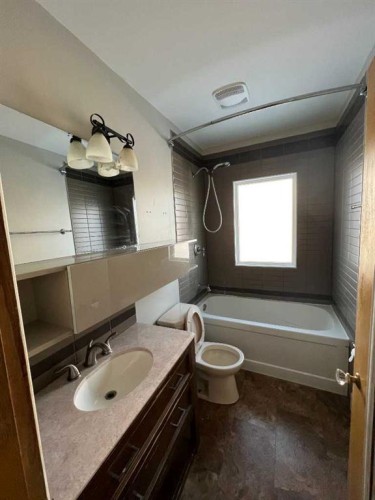 1607 25 Avenue Sw, Calgary, AB - Indoor Photo Showing Bathroom