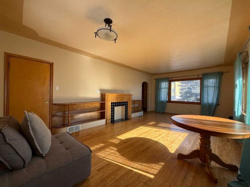 1607 25 Avenue Sw, Calgary, AB - Indoor Photo Showing Other Room