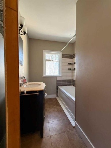 1607 25 Avenue Sw, Calgary, AB - Indoor Photo Showing Bathroom