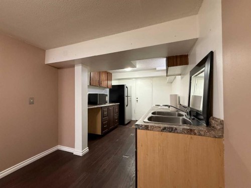 1607 25 Avenue Sw, Calgary, AB - Indoor Photo Showing Kitchen With Double Sink