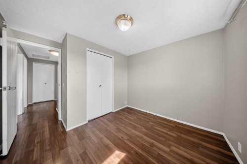 520 43 Street Se, Calgary, AB - Indoor Photo Showing Other Room