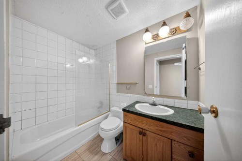 520 43 Street Se, Calgary, AB - Indoor Photo Showing Bathroom