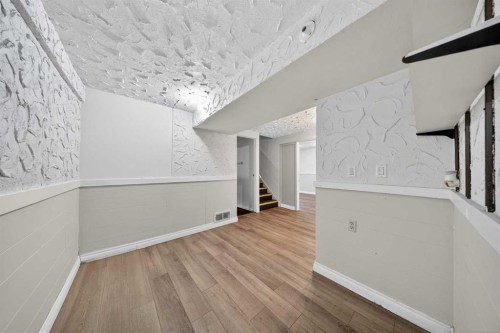 520 43 Street Se, Calgary, AB - Indoor Photo Showing Other Room