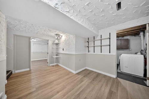520 43 Street Se, Calgary, AB - Indoor Photo Showing Other Room