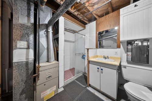 520 43 Street Se, Calgary, AB - Indoor Photo Showing Bathroom