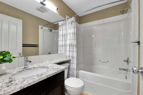 10 Autumn Green Se, Calgary, AB - Indoor Photo Showing Bathroom