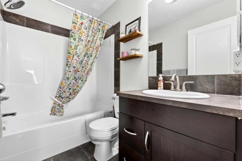 312 New Brighton Villas Se, Calgary, AB - Indoor Photo Showing Bathroom