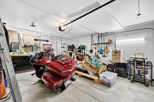312 New Brighton Villas Se, Calgary, AB - Indoor Photo Showing Garage