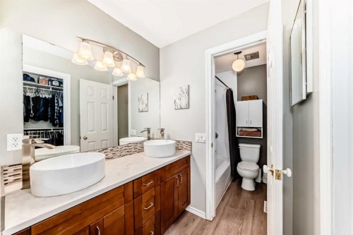 308 Cannington Place Sw, Calgary, AB - Indoor Photo Showing Bathroom