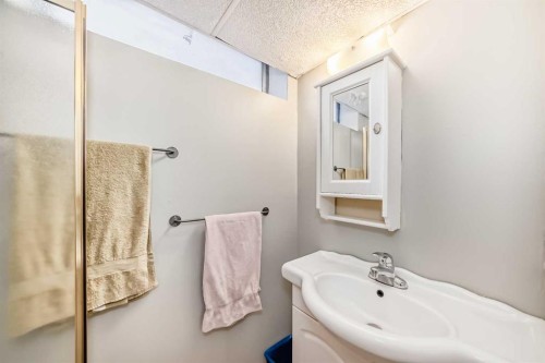 308 Cannington Place Sw, Calgary, AB - Indoor Photo Showing Bathroom