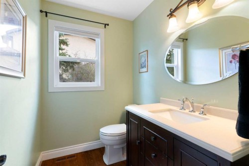 476 Silvergrove Gardens Nw, Calgary, AB - Indoor Photo Showing Bathroom