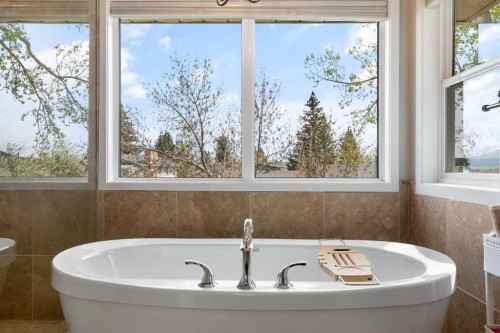 476 Silvergrove Gardens Nw, Calgary, AB - Indoor Photo Showing Bathroom