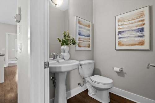 2330 25 Avenue Nw, Calgary, AB - Indoor Photo Showing Bathroom
