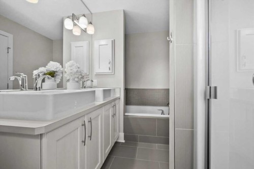 2330 25 Avenue Nw, Calgary, AB - Indoor Photo Showing Bathroom