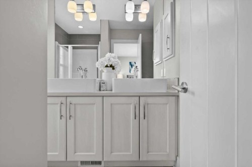 2330 25 Avenue Nw, Calgary, AB - Indoor Photo Showing Bathroom