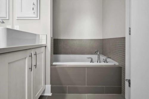 2330 25 Avenue Nw, Calgary, AB - Indoor Photo Showing Bathroom
