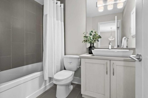 2330 25 Avenue Nw, Calgary, AB - Indoor Photo Showing Bathroom