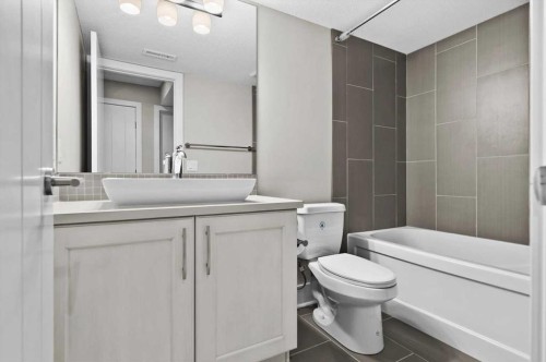 2330 25 Avenue Nw, Calgary, AB - Indoor Photo Showing Bathroom