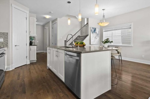2330 25 Avenue Nw, Calgary, AB - Indoor Photo Showing Kitchen With Upgraded Kitchen