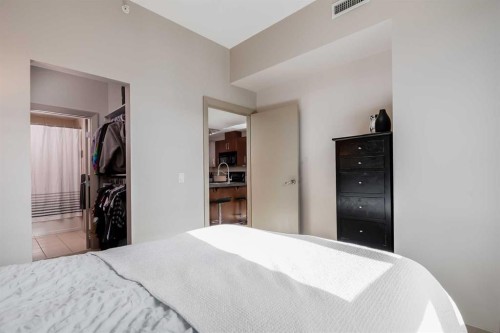 205-210 15 Avenue Se, Calgary, AB - Indoor Photo Showing Bedroom