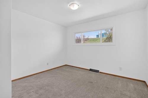 2533 9 Avenue Se, Calgary, AB - Indoor Photo Showing Other Room