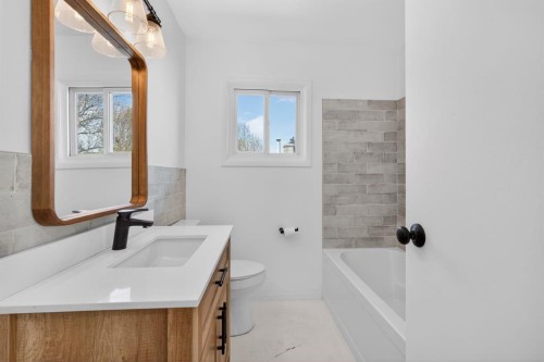 2533 9 Avenue Se, Calgary, AB - Indoor Photo Showing Bathroom