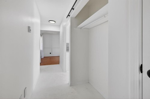2533 9 Avenue Se, Calgary, AB - Indoor Photo Showing Other Room