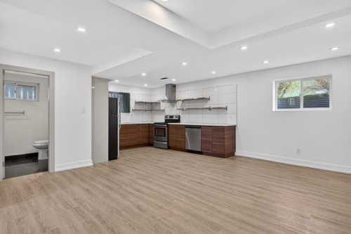 2533 9 Avenue Se, Calgary, AB - Indoor Photo Showing Kitchen