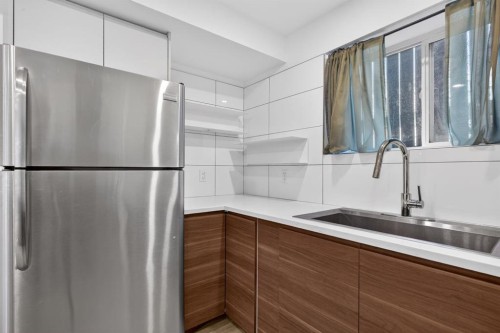 2533 9 Avenue Se, Calgary, AB - Indoor Photo Showing Kitchen